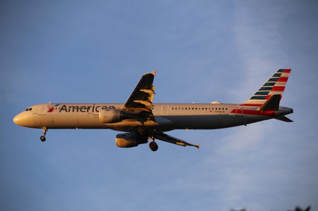 Airbus A321 (N198UW)