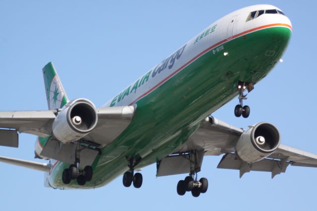 Boeing MD-11 (B-16110) - ON FINAL