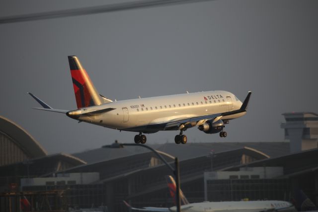 EMBRAER 175 (long wing) (N263SY)