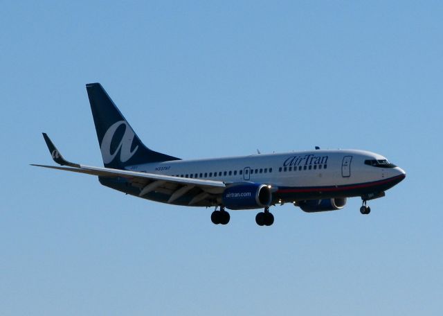 Boeing 737-700 (N337AT) - Landing on runway 23 at the Shreveport Regional airport. This was a charter from Atlanta arriving for the Independence Bowl between the Georgia Bulldogs and the Texas A & M Aggies.