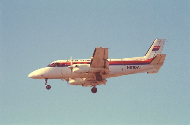 CHAMPION Tri-Traveler (N61DA) - Final Approach to KLAX Intl Airport on 1989/09/01