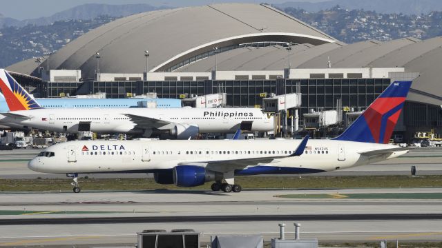 Boeing 757-200 (N542US) - Taxiing to gate at LAX after landing on 25L