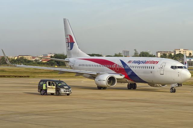 Boeing 737-800 (9M-MLP) - 29th Dec., 2014.  Push back completed prior to departure for KUL.  Thai Airways ground staff service Malaysian Airlines in Phnom Penh International Airport, Cambodia