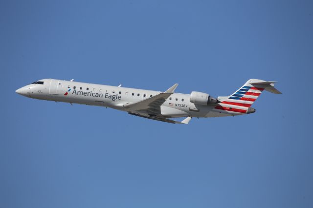 Canadair Regional Jet CRJ-700 (N752EV)