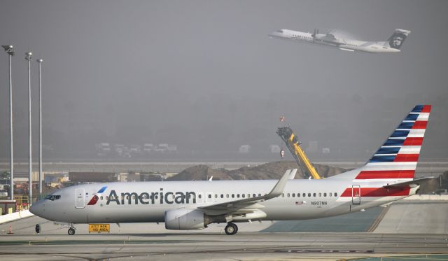 Boeing 737-800 (N907NN) - Departing LAX