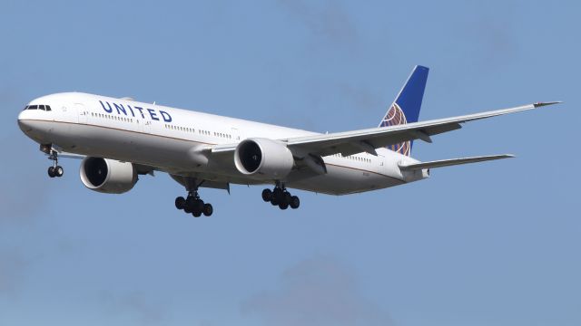 BOEING 777-300 (N22136U)