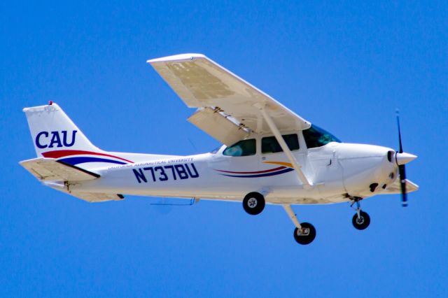 Cessna Skyhawk (N737BU)