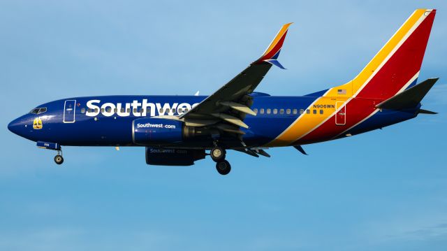 Boeing 737-700 (N906WN) - Arriving late in the evening, giving a neat sunset reflection on the nose. Also a new named one for me, but also an unusual painted lower portion (at least to me) of the Scimitars.