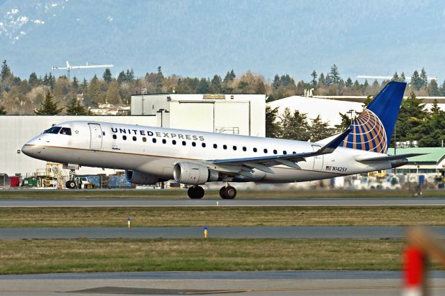 Embraer 175 (N142SY)