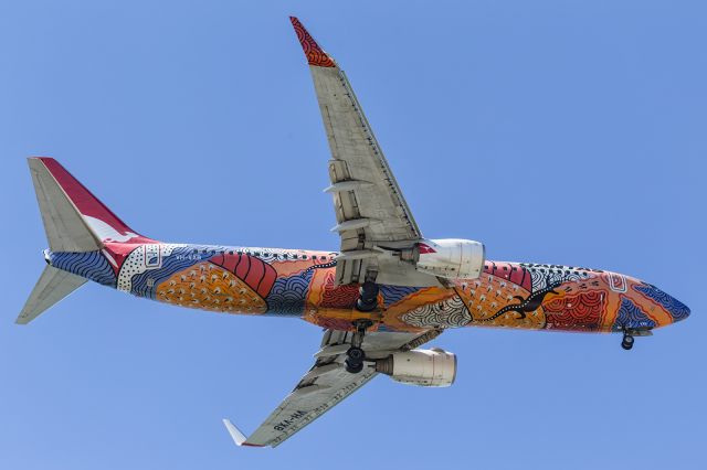 Boeing 737-800 (VH-VXB) - Landing on runway 19.