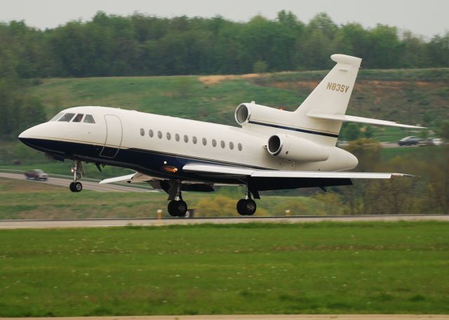 Dassault Falcon 900 (N83SV) - Landing on RWY 32