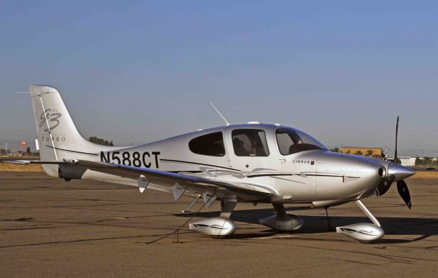 Cirrus SR-20 (N588CT)