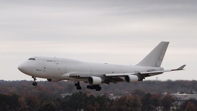 Boeing 747-400 (N473MC) - 18R.