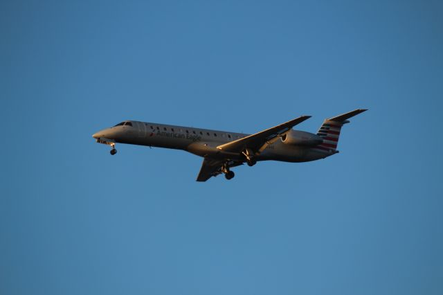 Embraer ERJ-145 (N653AE) - Landing 28C