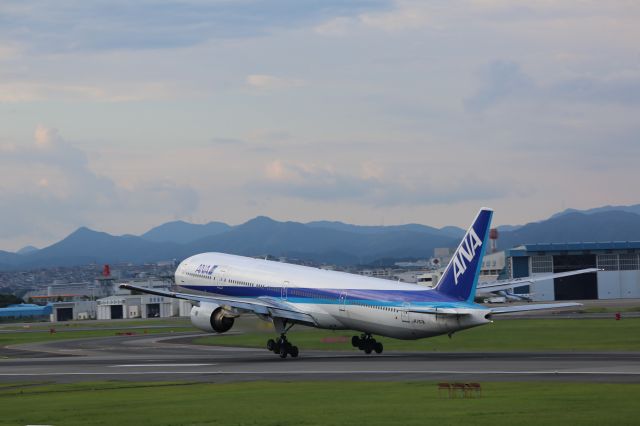 BOEING 777-300 (JA757A)