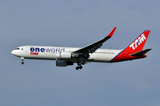 BOEING 767-300 (PT-MOH)