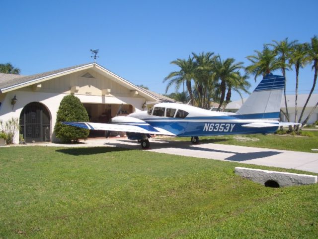 Piper Aztec (N6353Y)