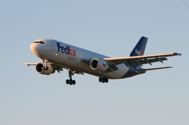 Airbus A300F4-600 (N689FE) - "Christoff" on final to Rwy 21 For his saturday at 4:36 arrival