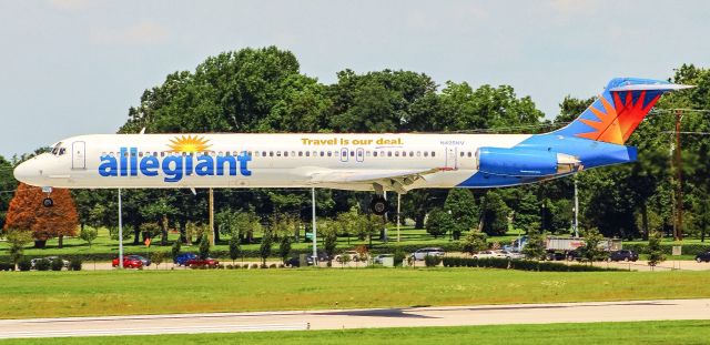 McDonnell Douglas MD-80 (N425NV) - Again Allegiant N425NV over the numbers at KLEX Lexingtons Bluegrass International.