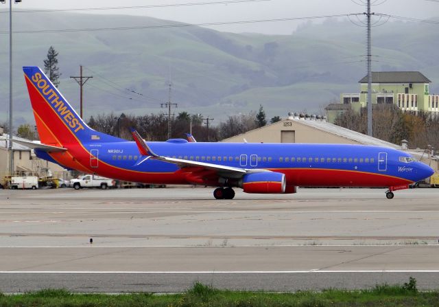 Boeing 737-800 (N8301J)