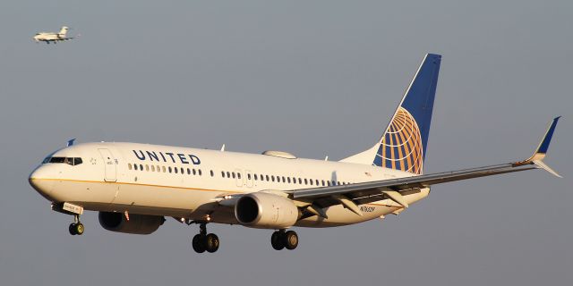 Boeing 737-800 (N76529) - A picture of a parallel landing on the 33s at BWI.