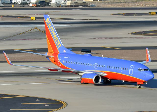 Boeing 737-700 (N246LV)