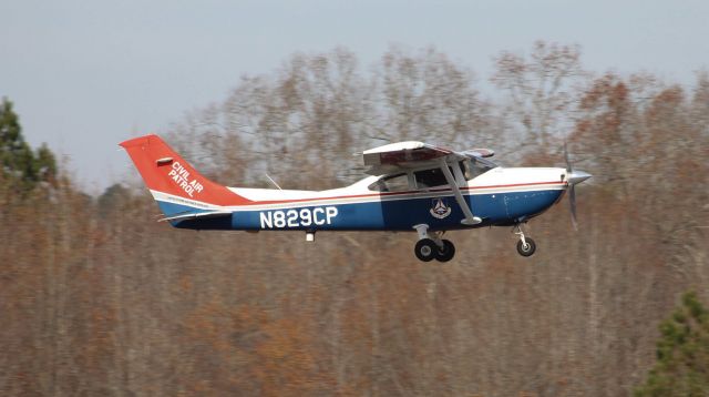 Cessna Skylane (N829CP) - Touch and Go