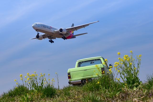 Boeing 777-200 (HL7775)