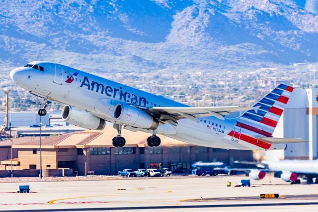 Airbus A320 (N673AW) - An American Airlines A320 taking off from PHX on 2/10/23 during the Super Bowl rush. Taken with a Canon R7 and Canon EF 100-400 II L lens.