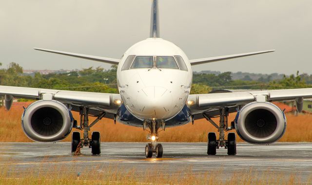 Embraer ERJ-190 (PR-AUJ)