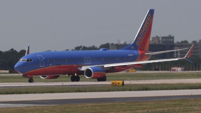 Boeing 737-800 (N8603F)