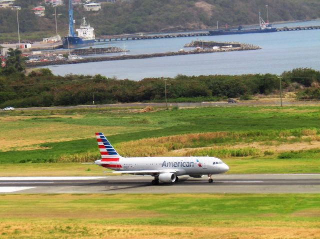 Airbus A320 (N128UW)