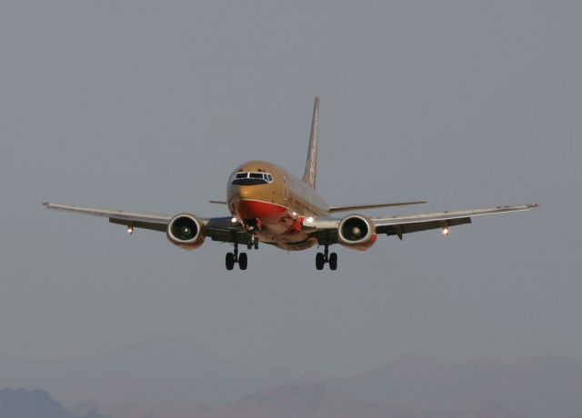 BOEING 737-300 (N645SW) - KLAS - April 2006 Southwest 737 on final for 25L.