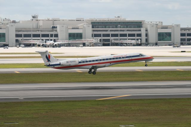 Embraer ERJ-135 (N853AE)