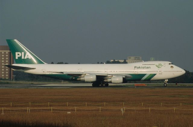 Boeing 747-200 (AP-BAK) - Departure at Narita Intl Airport Rwy16R on 1997/10/18