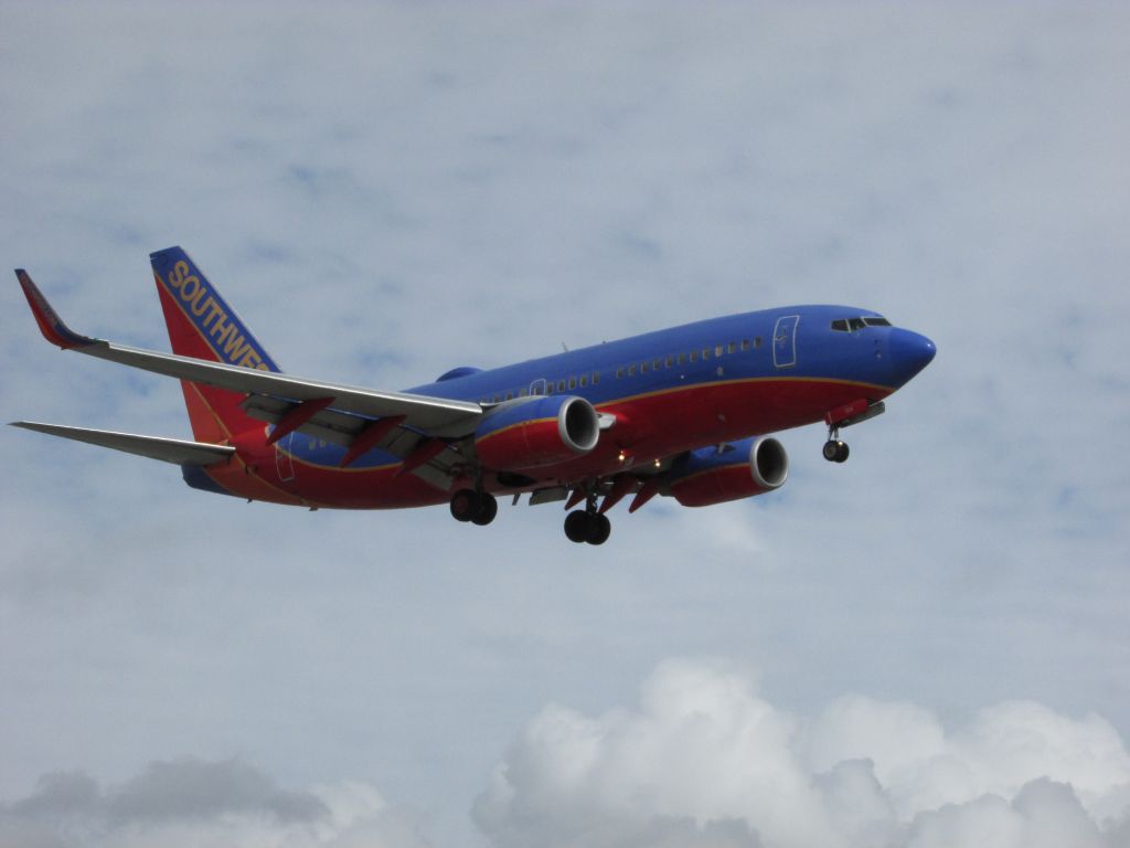 Boeing 737-700 (N724SW) - Landing on RWY 20R