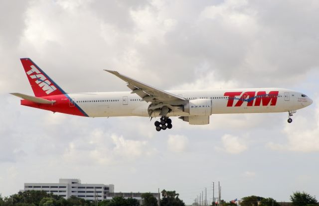 BOEING 777-300 (PT-MUF)