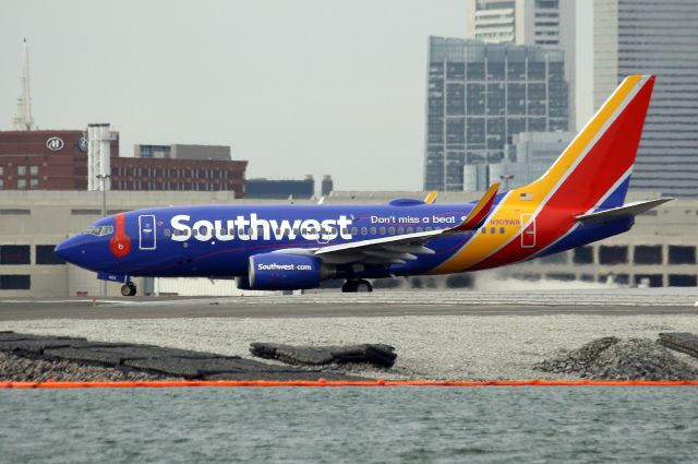 Boeing 737-700 (N909WN) - Southwests newest livery promoting Beats Music on board music service.