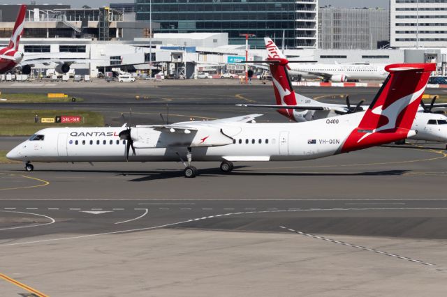 de Havilland Dash 8-400 (VH-QON)