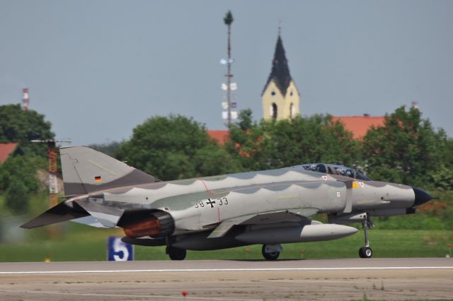 McDonnell Douglas F-4 Phantom 2 (GAF3833)