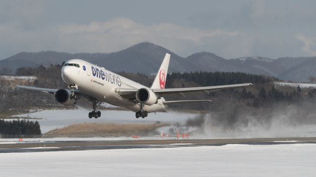 BOEING 767-300 (JA8980) - 日本航空 (Japan Airlines)“Oneworld Livery” / Boeing 767-346br /Feb.19.2017 Hakodate Airport [HKD/RJCH] JAPAN