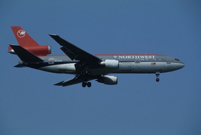 McDonnell Douglas DC-10 (N226NW) - Final Approach to Narita Intl Airport Rwy34L on 1995/05/28