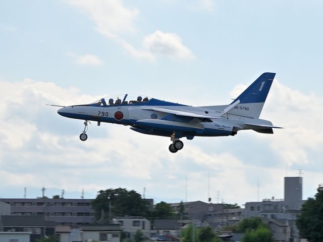 KAWASAKI T-4 (06-5790) - June 29, 2024br /Returning after a demonstration flight at "The Kawasaki Hisyousai".br /Blue Impulse No.1 (T-4 06-5790) just before landing.
