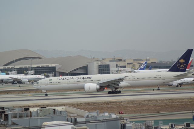 BOEING 777-300 (HZ-AK38) - This is a great beacon shot!