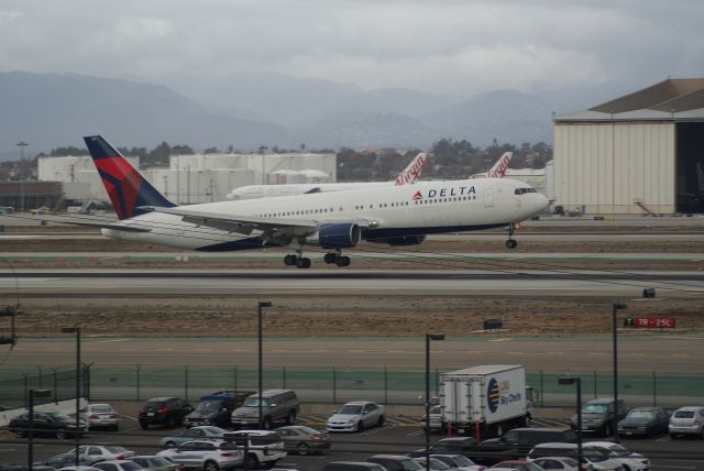 BOEING 767-300 (N127DL) - Delta Airlines B767-332 cn24077