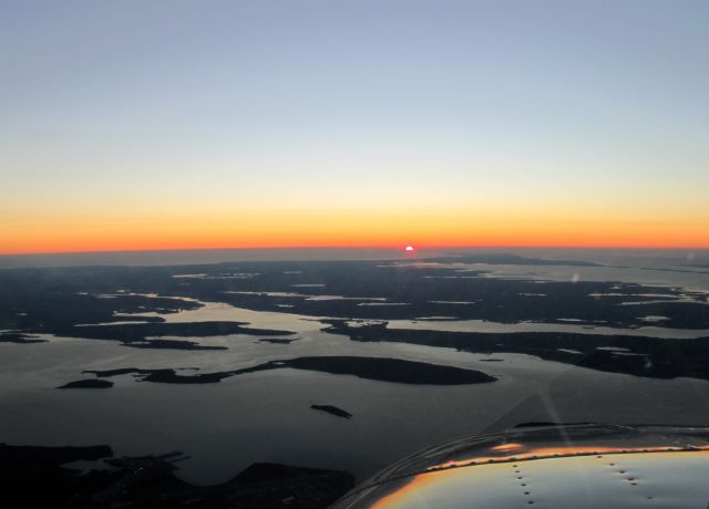 Beechcraft Baron (58) (N7237X) - Sunrise on the way to Chatham CQX in one of RELIANT AIRs Barons. RELIANT AIR has the lowest fuel price on the Danbury (KDXR) airport.