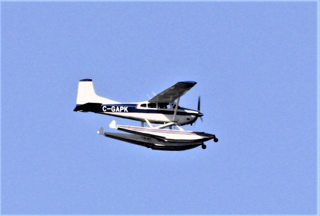 C-GAPK — - C-GAPK CESSNA  A 185 F AVIATION DPKM INC survolant le fleuve St-LAURENT à LAVALTRIE QC. le 25-05-2022 à 17:03