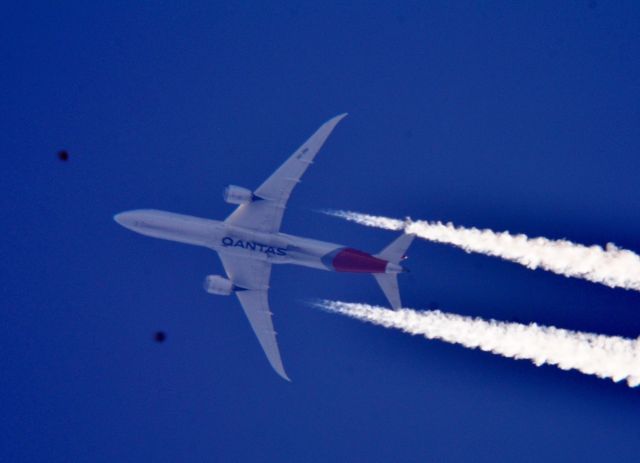 Boeing 787-8 (VH-ZNA) - This is Qantas Flight 11 a Boeing 787-9 Dreamliner Los Angeles to New York over Cleveland at 40,975 ft. 581 m.p.h. There are 4 frames 1/2 second apart don't quite no what the 2 objects are birds, balloons, what ever ????? 09.09.19  3:14 p.m. Not Photo Shopped.