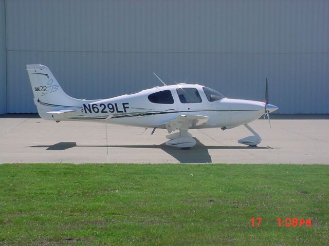 Cirrus SR-22 (N629LF) - on ramp dcfs 4-17-09