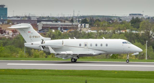 Bombardier Challenger 300 (C-FWUT)